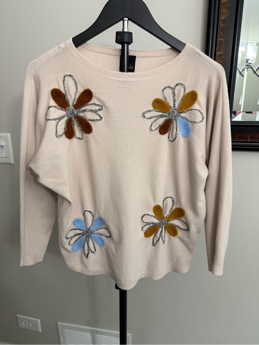 Women's Cream Floral Appliqué Crewneck Sweater - Soft Casual Pullover